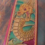 Motif dragon sur des bretelles d'accordéon