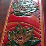 Motif fleurs sur des bretelles d'accordéon