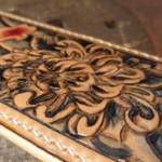 Détails fleurs sur une sangle de guitare
