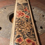 Sangle de guitare avec des fleurs gravées