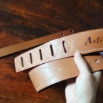 Gravure sur une sangle de guitare