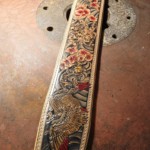 Sangle de guitare avec un oiseau gravé